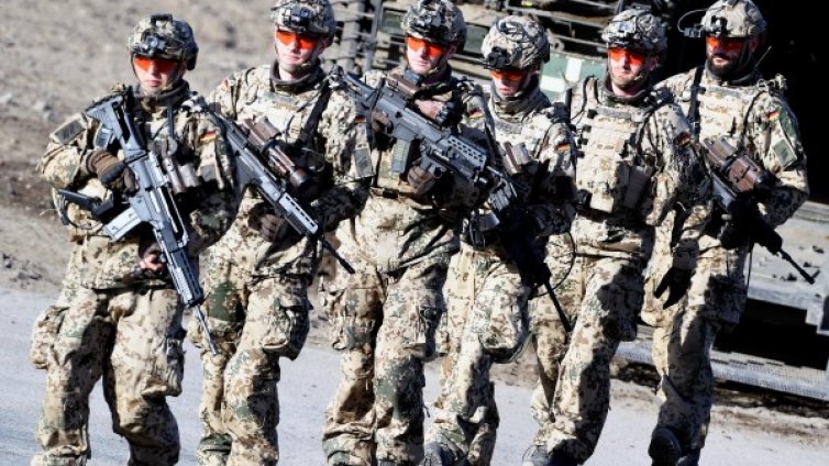 مرحبًا أيها الجنود (Добре дошли, войници) Германската армия заговаря на арабски