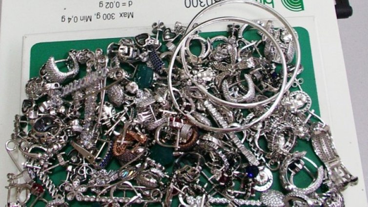 Хванаха сребърни бижута за 62 бона на Дунав мост