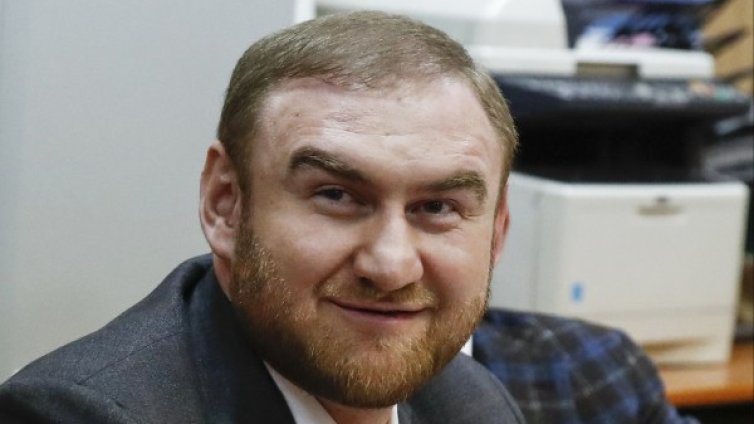 Арестуваният руски сенатор Арашуков се разсмя в съда