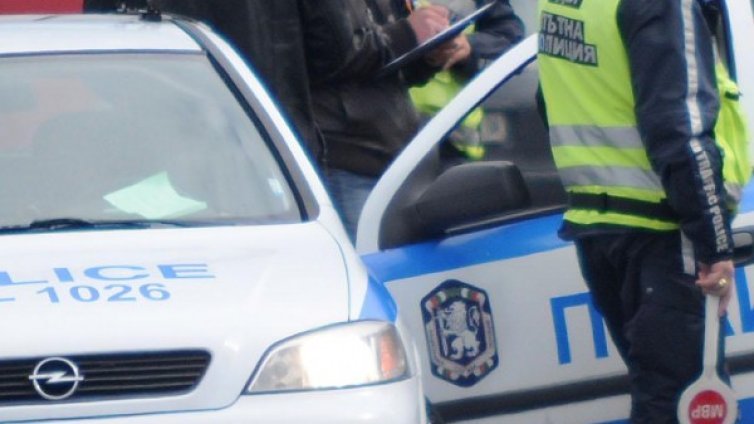 Заради кон на шосето: Кола се заби в мантинела, има ранен