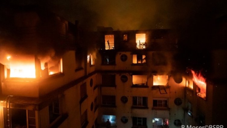 Арестуваха жена, живяла в опожарената сграда в Париж