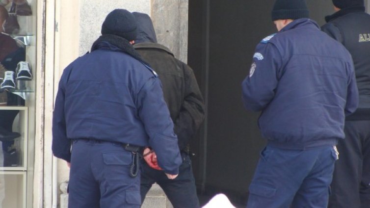 Непълнолетен уби 60-годишен съсед с кол в пиянска свада