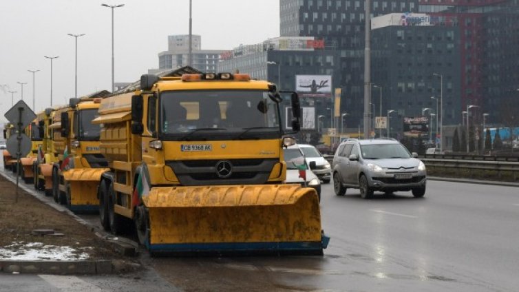 Столична община бори със 134 снегорина заледяването