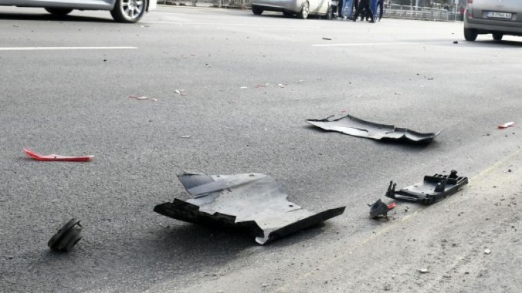 Заради шофьорски спор: Удар на метри от детска градина