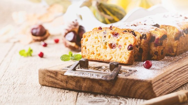 Рецептата Dnes: Кекс с червени боровинки и сметана 