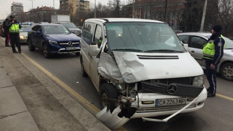 Деси Плевнелиева катастрофира на "Цариградско шосе", удари я бус 