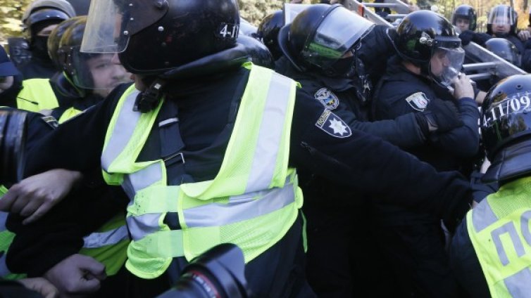 40 души опитаха да щурмуват полицейски участък в Киев