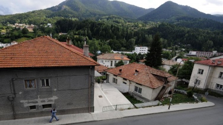 Пернишко БМВ падна от 20 метра в смолянски двор 