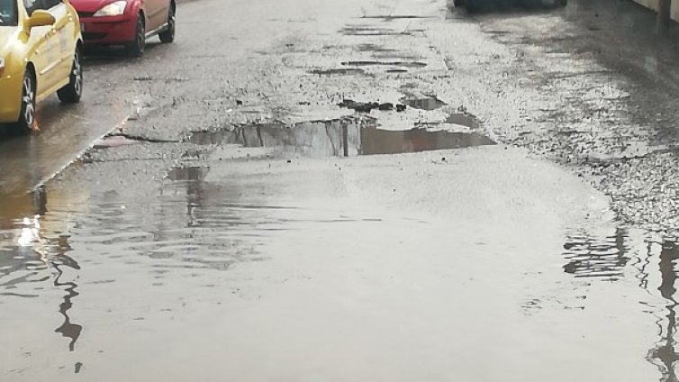 Дупка до дупка, в момента – локва! Добре дошли в "Обеля"