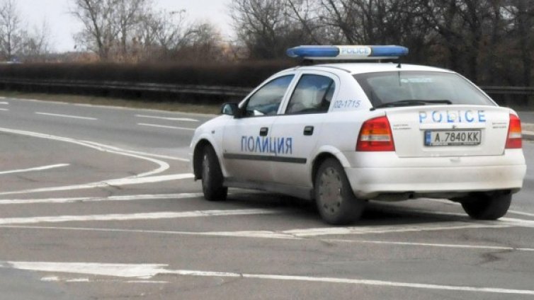 Издирват шофьор от Мадан, пробвал да сгази полицаи