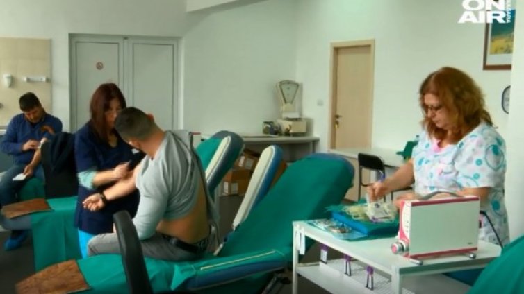 Кръвният център в Бургас стачкува символично, заплатите им 600 лв.