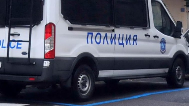 Задържаха 54-годишен за отвличане, натъпкал жена в бус