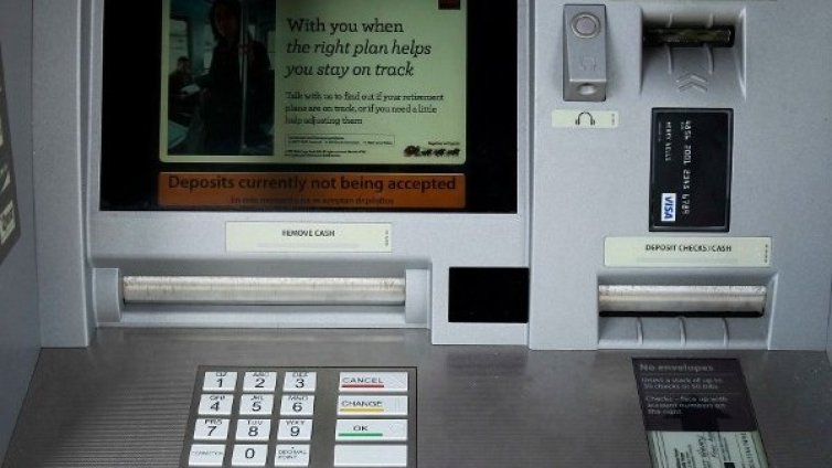 Хитър злосторник обира банкомати&hellip; с дъвка