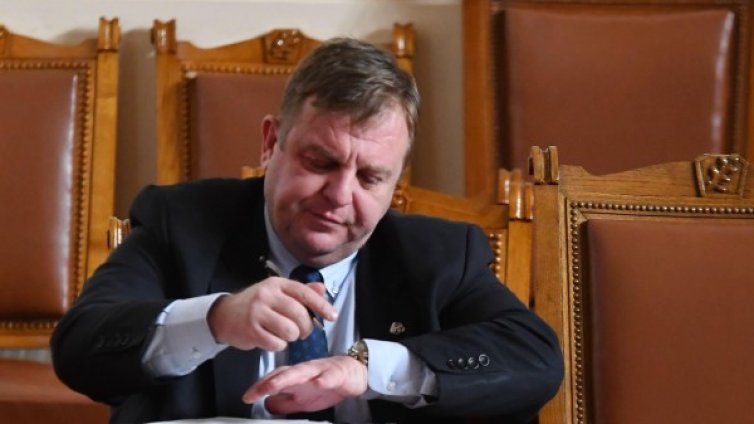 Каракачанов не се отказва: Или концепцията за ромите, или аз!