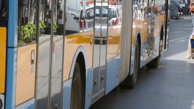 Тролей и автобус се удариха на "Орлов мост", пострадали няма