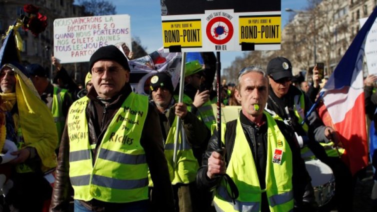 Стотици "жълти жилетки" демонстрираха в Париж 