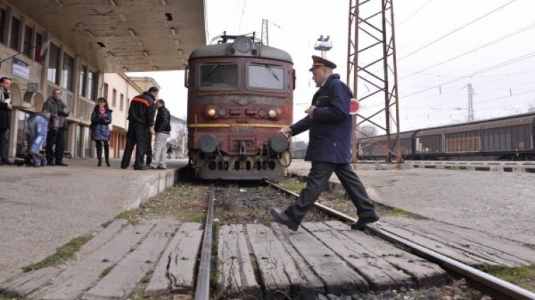 БДЖ с предварителна продажба на билети за дните около 3 март