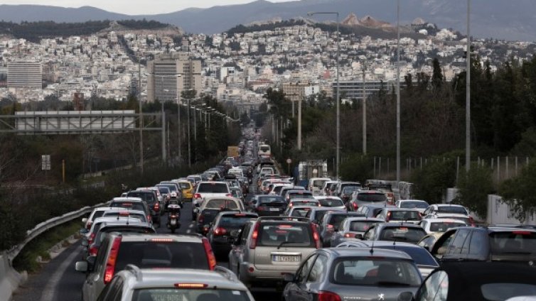 Масови проверки в Гърция за пушачи в коли с деца 