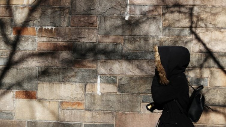 Температурите леко се покачват, но пък от запад излиза вятър