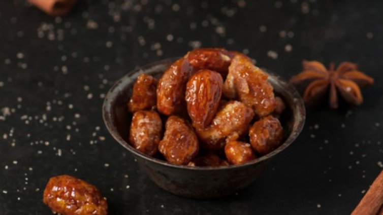 Рецептата Dnes: Карамелизирани бадеми с канела 