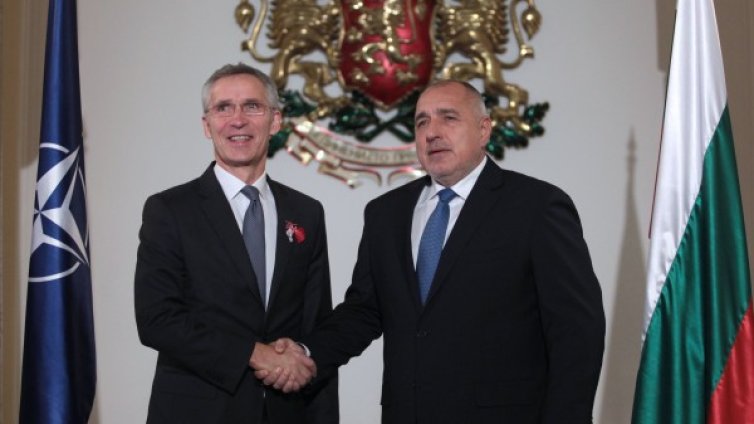 За здраве и късмет! Борисов окичи с мартеница Столтенберг