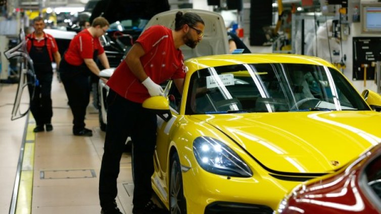 Porsche с нови идеи: Колата сама ще ходи до сервиза!
