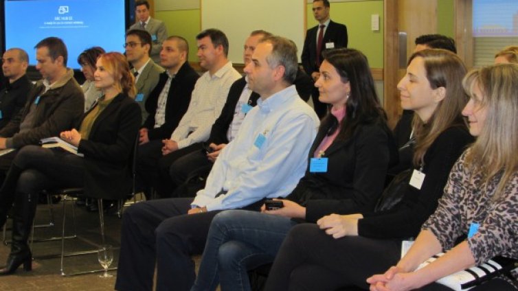 Йотова се срещна с българи в централата на "Майкрософт" в Сиатъл