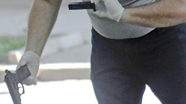 Млад мъж буйствал и заплашвал с нож в магазин