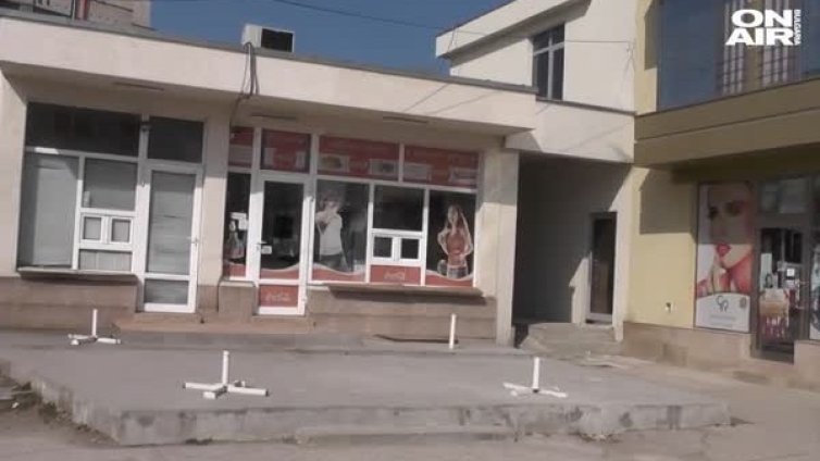 Крадец счупи ръка на продавачка, отмъкна 700 лв. и избяга