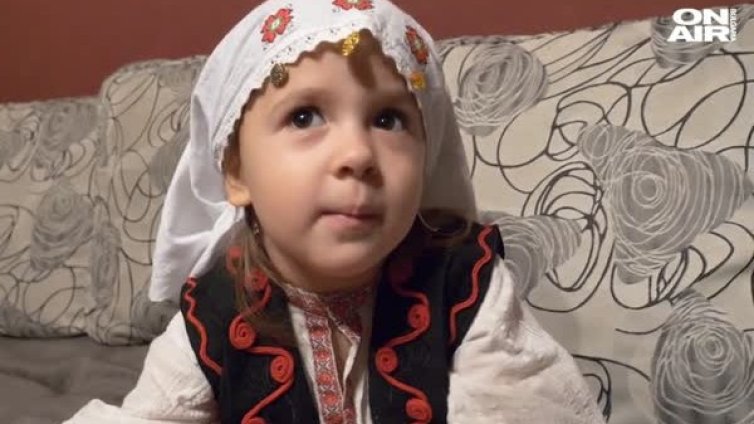 С кукли в ръка и химн на уста: Родолюбието на 3-годишната Николета