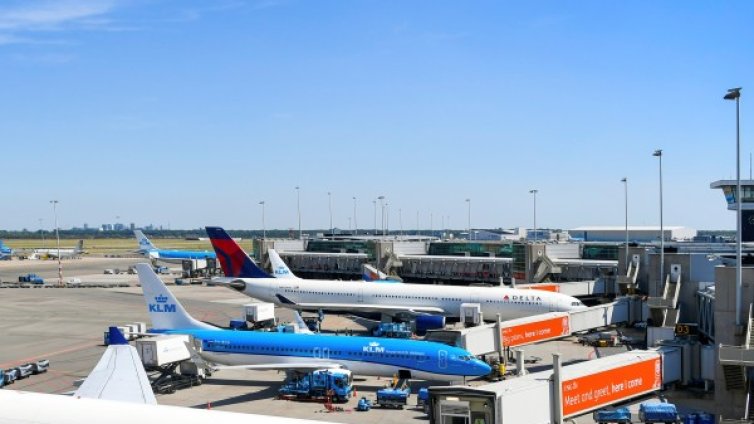 Вятър затвори парковете в Париж, в Амстердам отменят полети