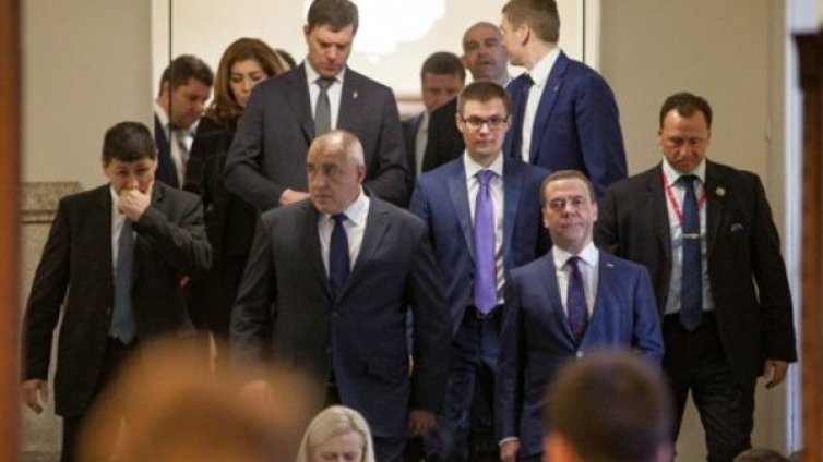 Медведев на среща с Караянчева: Какво ще си кажат?