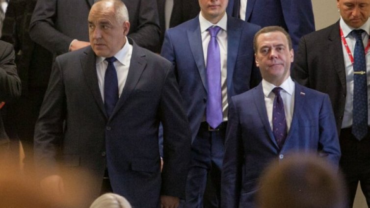 Паси: Всичките ни енергийни яйца &ndash; в руската кошница! 