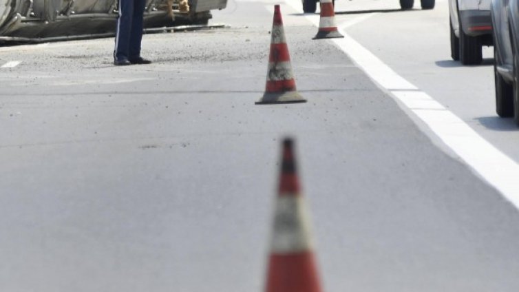 Пикап удари такси на магистрала "Тракия" край Пловдив