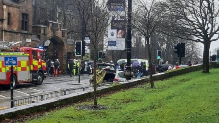 Подозрителен пакет евакуира спешно университета в Глазгоу