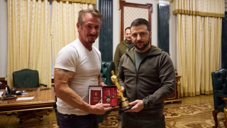 Шон Пен на фронта, срещна се с украински войници в Донецка област