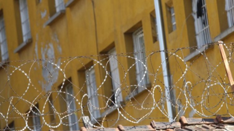 Вегетарианец, непушач и в затвора. Как се оцелява?