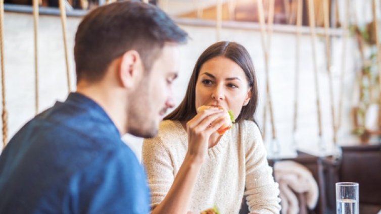 10 признака, че той ви приема само като приятелка