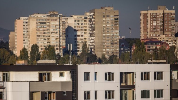 Хем си кмет, хем си живееш в общинско жилище за бедни. Евтино е! 