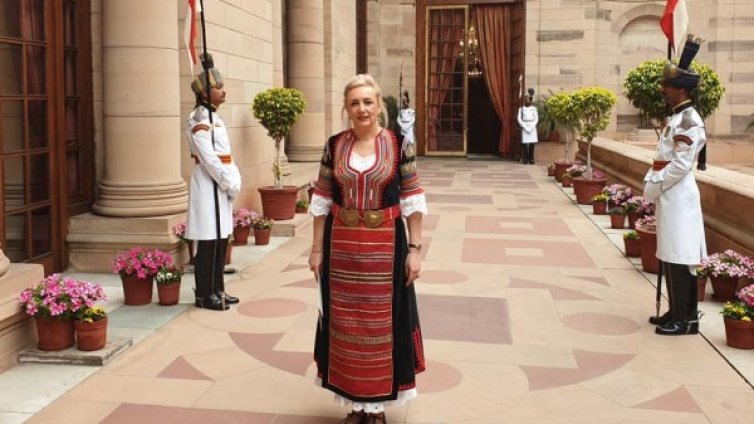 Посланичката ни в Индия &ndash; с прелестна народна носия