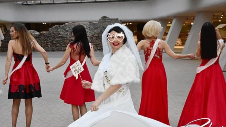 Код червено: Софи Маринова с моминско парти