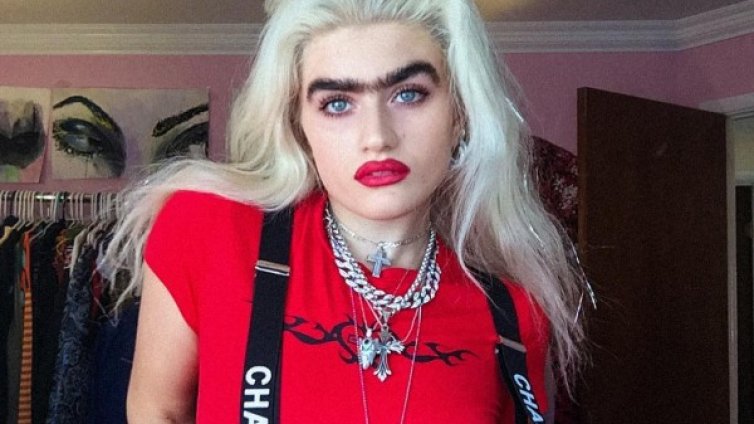 Красавица и половина: Блонди с една вежда работи като модел