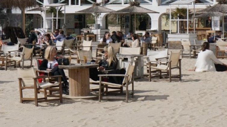 Предлагат заплата от 730 лева за мияч на чинии на морето 