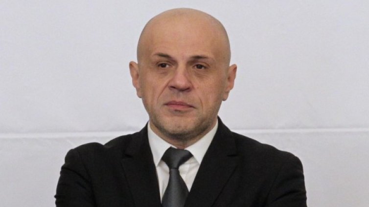 Следят тормозят ли чиновниците хората за документи