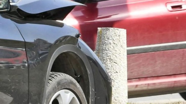 18-годишна, без книжка, заби кола в стълб