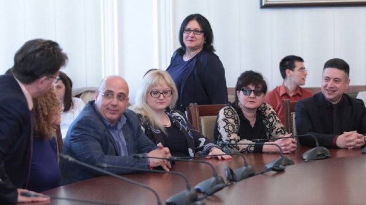 Шефката на ЦИК доволна, справили се добре 