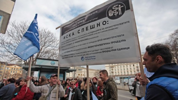 Медсестрите опънаха палатки, ще протестират всеки ден 