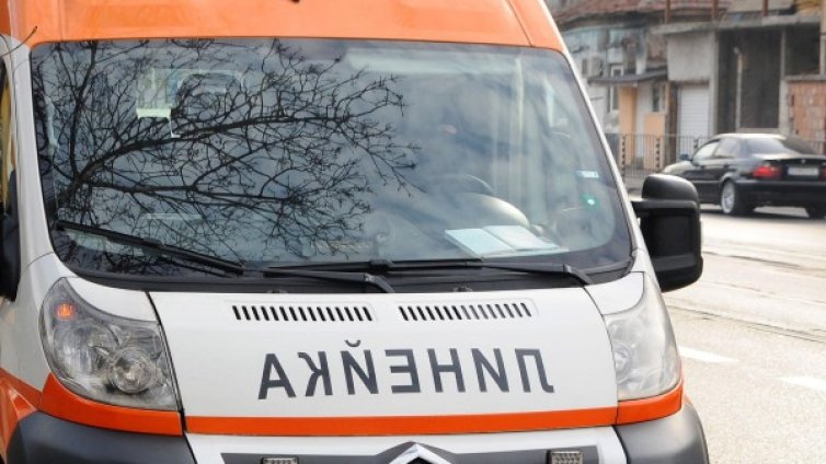 Кола блъсна две деца до парк "Св. Троица" в София