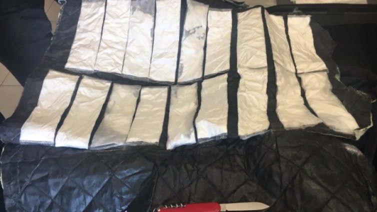 Митничари пипнаха 3 кг кокаин на Калотина