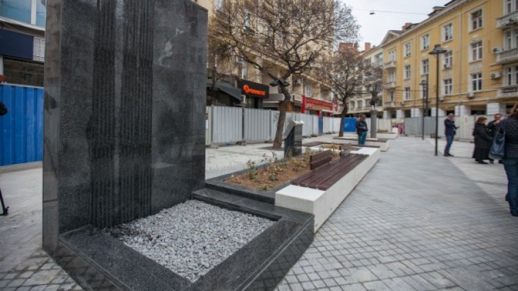 Махат оградите на площад "Гарибалди", работата продължава